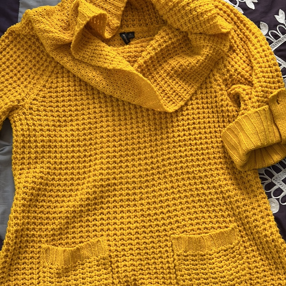 Yellow short sleeve turtleneck sweater